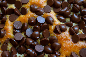 gocce di cioccolato macro su torta soffice pasticceria
