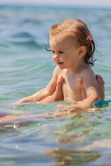 Fototapeta na wymiar child in the sea