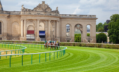 Hippodrome de chantilly devant le musée du cheval , France.