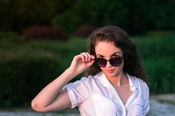 Okulary przeciwsłoneczne biała koszula młoda kobieta - obrazy, fototapety, plakaty