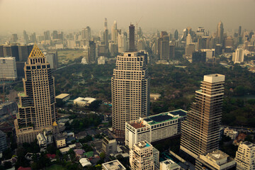 Vista de la ciudad de Bangkok desde el techo de un edificio