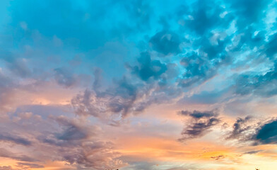 Fototapeta na wymiar fréjus ciel nuage couché de soleil soir var nature orange bleu bleuté avant orage