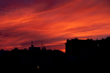 coucher de soleil sur les toits