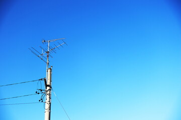 青空と電柱とアンテナ　横