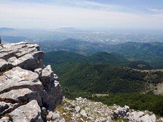 Fototapeta na wymiar vista panoramica dei monti lepini sopra carpineto romano
