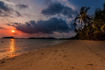Tropischer Strand im Sonnenuntergang
