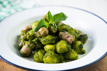 Gnocchis with pesto and salchicha