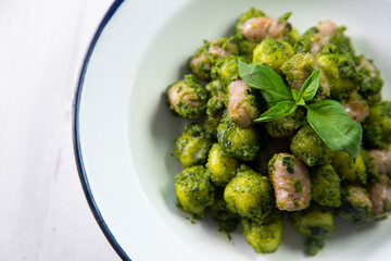 Gnocchis with pesto and salchicha