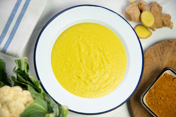 Cauliflower soup with ginger and curry