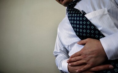 お腹が痛い会社員のクローズアップ
