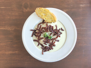 Spaghetti carbonara cream topped with crispy bacon served with butter bread.