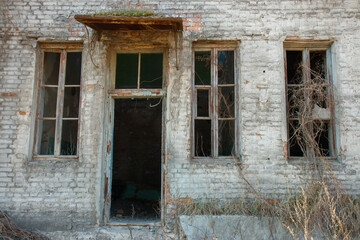 Fototapeta na wymiar old broken window on an abandoned building