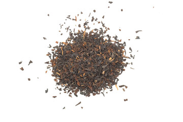Schwarzer Tee in der Blattgröße Broken trocken (noch nicht gebrüht bzw. aufgegossen) mit weißem Hintergrund