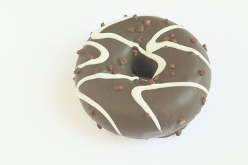 donut de chocolate con virutas y decorado con lineas blancas, bizcocho, bollo, dulce chocolate, 