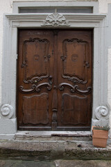 Altes Tor in Braun
