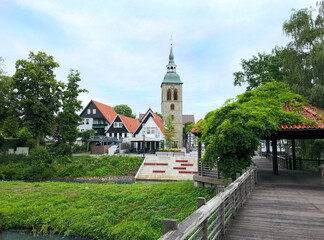 Blick auf die Kirche, Altstadt, Emstreppe in Wiedenbr&uuml;ck von dem ehemaligen Gel&auml;nde der Landesgartenschau Flora-Westfalica aus, Rheda-Wiedenbr&uuml;ck, Kreis G&uuml;tersloh