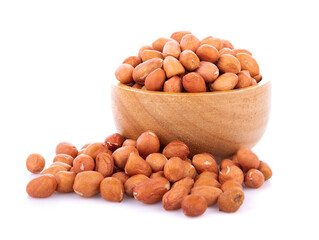 Fototapeta na wymiar peanuts in bowl isolated on the white background