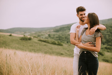 Obraz premium Pretty young couple in love outside in spring nature