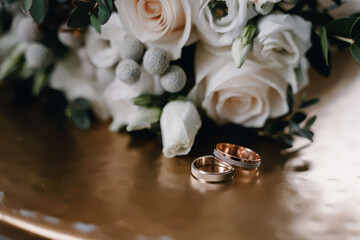 Obraz na płótnie Canvas wedding rings and roses