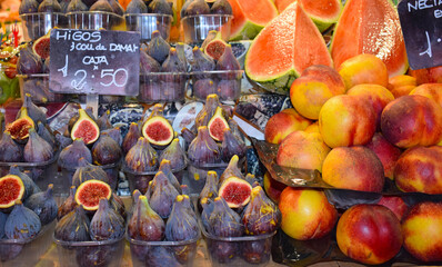 Higos, nectarinas, sandía, en el mercado de La Boquería, Barcelona
