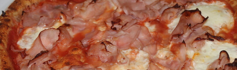Pizza italiana con mozzarella pomodoro e prosciutto cotto