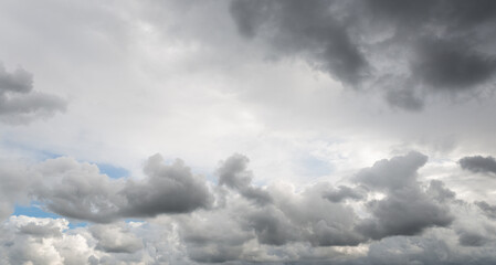 Obraz premium Dark cloudy sky, bad or rainy weather natural background