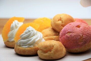 The most popular bakery in the world, the soft, cream-filled dough, golden brown, is a European snack with coffee or tea.