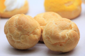 The most popular bakery in the world, the soft, cream-filled dough, golden brown, is a European snack with coffee or tea.