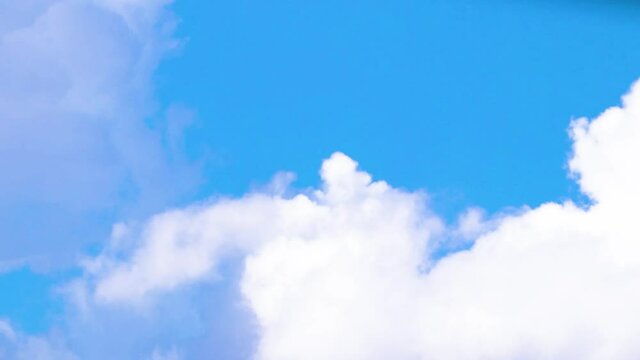 Nuvens brancas em c&eacute;u azul