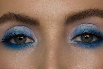 Obraz premium Makrofotografia pięknego oka kobiety z niezwykle długimi rzęsami. Seksowny widok, zmysłowe spojrzenie. Kobiece oko z długimi rzęsami.