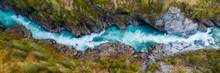 Verticale luchtfoto over het oppervlak van een bergrivier Glomaga, Marmorslottet, Mo i Rana