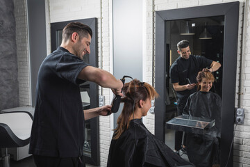 hombre peluquero cortando el pelo a cliente