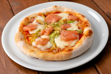 Deliziosa pizza con fiori di zucca e salmone affumicato