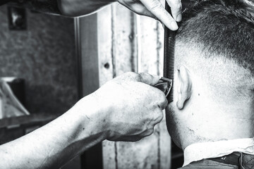 hombre peluquero cortando el pelo a cliente