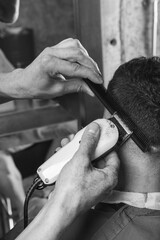 hombre peluquero cortando el pelo a cliente