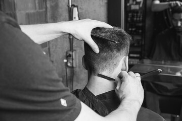 hombre peluquero cortando el pelo a cliente