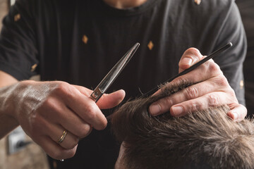 hombre peluquero cortando el pelo a cliente - obrazy, fototapety, plakaty