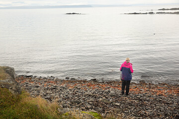 Fototapeta na wymiar Mujer joven mirando el mar en invierno.