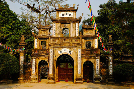 At the gate of Thien Tru Pagoda with no people
