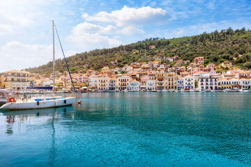 Fototapeta na wymiar Blick auf den idyllischen Hafen mit Segelbooten und smaragdgrünem Meer in Gytheio, Peloponnes, Griechenland,