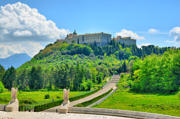 Monte Cassino (wł. Montecassino) – wzgórze we Włoszech na którego szczycie wznosi się opactwo benedyktyńskie . - obrazy, fototapety, plakaty