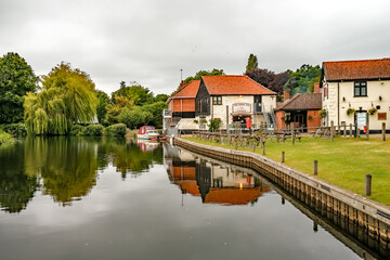 Fototapeta na wymiar The Rising Sun pub on the River Bure in the village of Coltishall in the heart of the Norfolk Broads