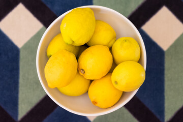 Plato con limones con fondo abstracto