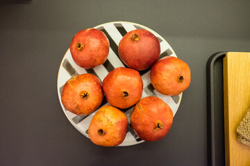 Plato con frutas granadas