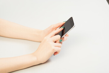 スマホを使う若い女性