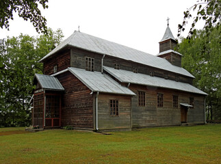 Obraz premium wyswiecony w 1924 roku drewniany kosciol katolicki pod wezwaniem matki boskiej anielskiej w miejscowosci monkiny na podlasiu w polsce