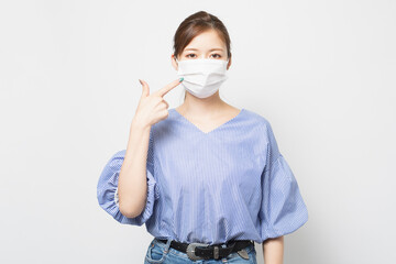 マスクをした若い女性