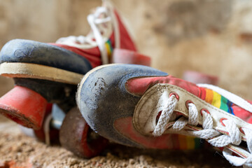 Bunte Rollschuhe aus alten Zeiten.