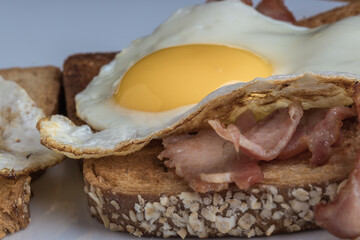 pan huevos y tocineta 