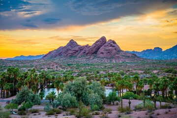Sunset over Papago Park in Phoenix, Arizona. - obrazy, fototapety, plakaty